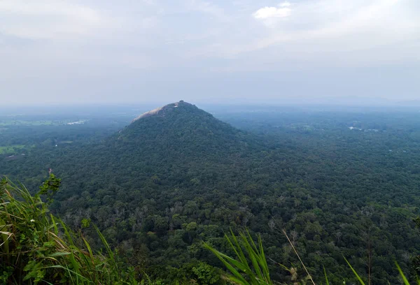 Pidurangala berg van burcht op Sigiriya rots of Sinhagiri luchtfoto pano — Stockfoto
