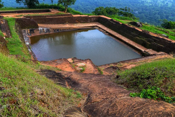 ภูมิทัศน์แห่งความพินาศของสระว่ายน้ํา Royal, Lion Rock Sigiriya, สถานที่ท่องเที่ยว S — ภาพถ่ายสต็อก