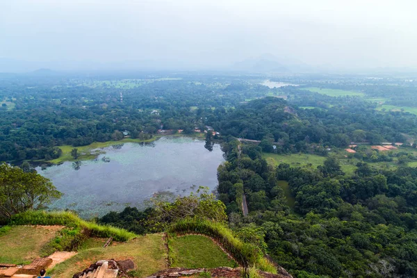 Sigiriya Rock ou Sinhagiri vista panorâmica aérea, que dominam — Fotografia de Stock