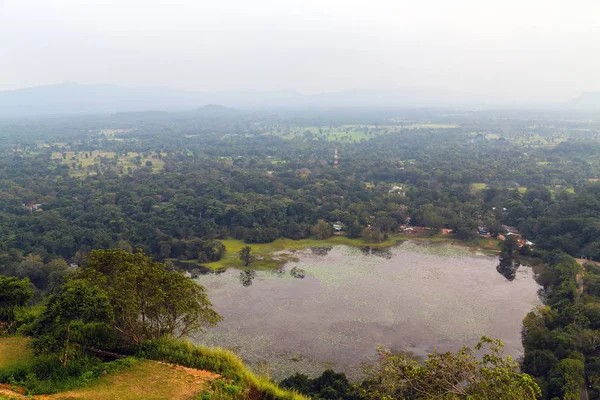 Sigiriya Rock ou Sinhagiri vista panorâmica aérea, que dominam — Fotografia de Stock