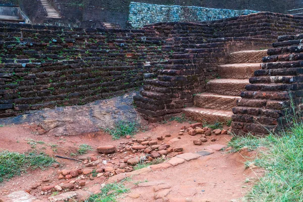 Ziegeltreppe nach Sigiriya oder Sinhagiri ist eine uralte Felsenfestung — Stockfoto