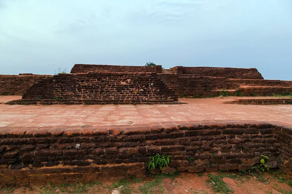 ด้านบนทําลายสวนหลวงและสระว่ายน้ํา, ไลออนร็อค Sigiriya, At — ภาพถ่ายสต็อก