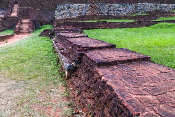 Paesaggio di rovina Giardini Reali e Piscine, Lion Rock Sigiriya, A — Foto Stock