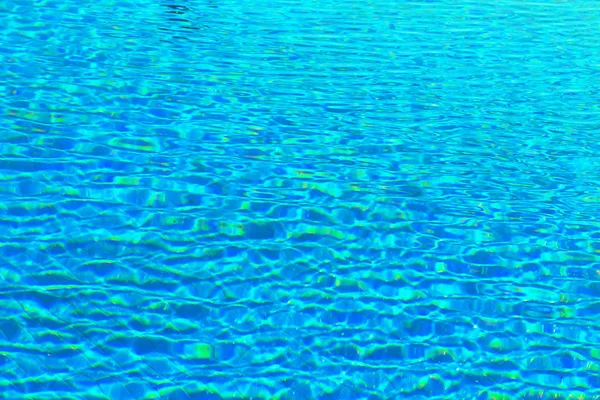 Meerblau frisch salziges sommerliches Meerwasser — Stockfoto