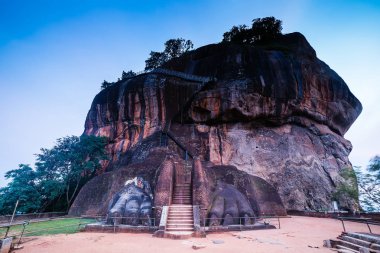 Sigiriya kale kapısı merdiven aslan taş pençeleri süslemeleri,