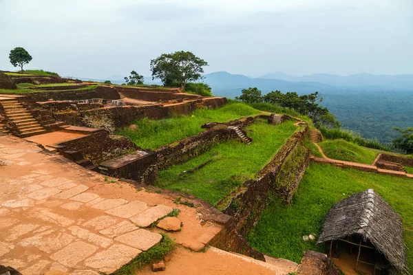 Paysage de ruines Jardins royaux et piscines, Lion Rock Sigiriya, A — Photo