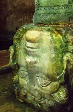 Medusa heykel baş ayağı. Yerebatan Sarnıcı Istan şehir