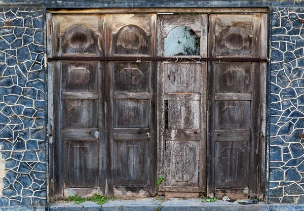 古い木造は茶色ウッド テクスチャです。背景の古いパネルのドアを家します。 — ストック写真