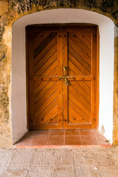 Puerta de casa marrón de madera vieja hecha de tablones de madera — Foto de Stock