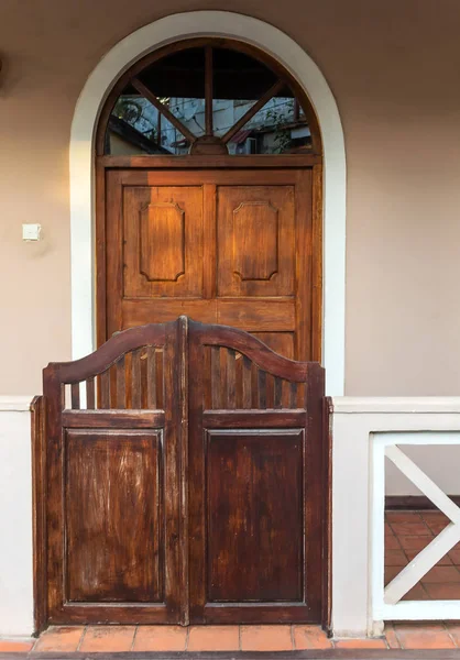 Porta de casa marrom de madeira velha — Fotografia de Stock