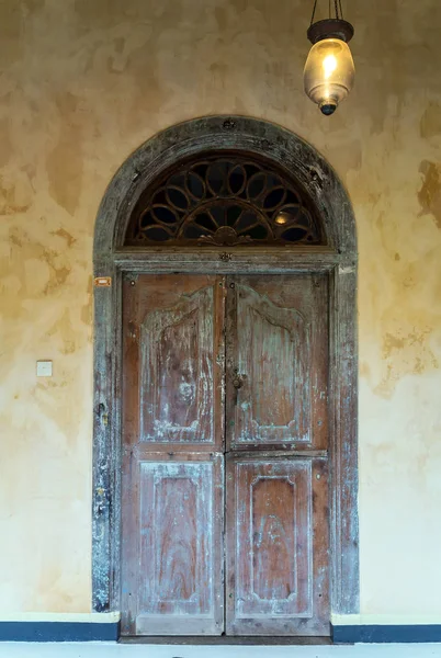 Porta de casa marrom de madeira velha — Fotografia de Stock