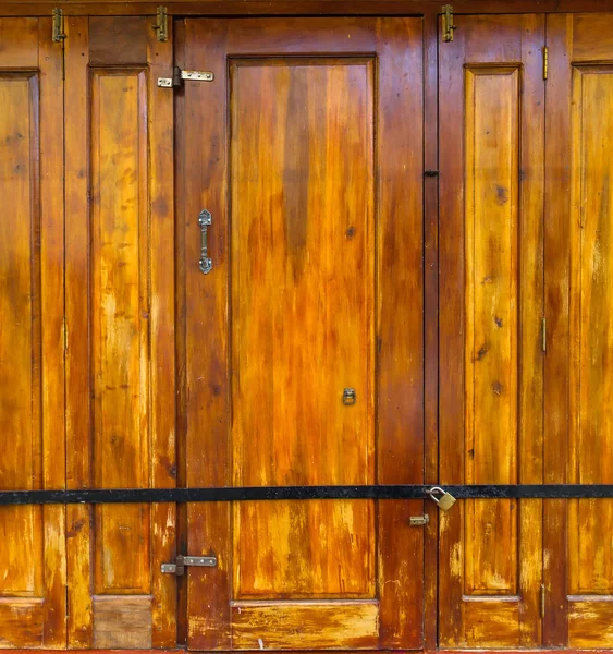 Eski ahşap kahverengi ev kapısı. — Stok fotoğraf