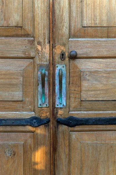 Cerrado Puerta de madera antigua vintage — Foto de Stock