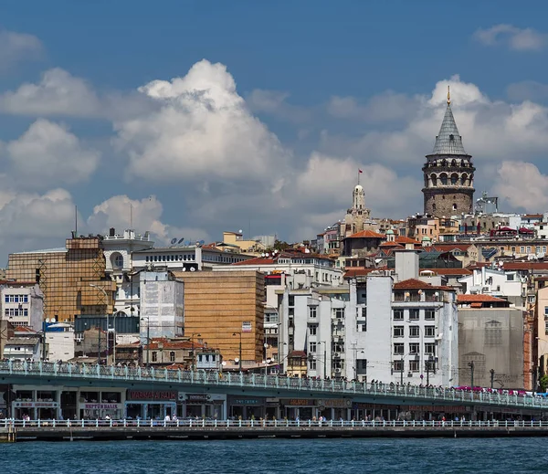 Paisaje urbano de verano frente al mar con vista a la Torre Galata y Golfo de th — Foto de Stock