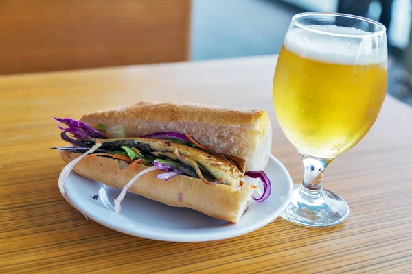 Bardak bira Burger kızarmış balık sandviç sokak gıda ile ayarla. — Stok fotoğraf