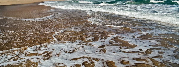Spiaggia di sabbia con acqua cristallina azzurra — Foto Stock