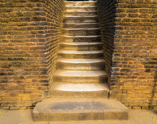 Escadaria de tijolo para Sigiriya ou Sinhagiri é uma antiga fortaleza rochosa — Fotografia de Stock