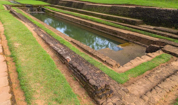 Paesaggio di rovina Giardini Reali e Piscine, Lion Rock Sigiriya, A — Foto Stock