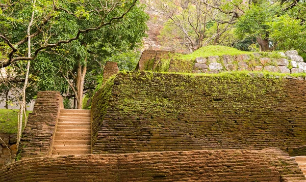 Krajobraz ruiny królewskie ogrody i baseny, Lion Rock Sigiriya, A — Zdjęcie stockowe