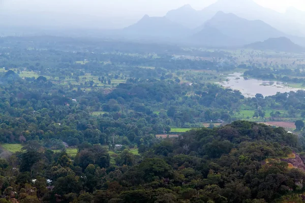 Skálu Sígirija nebo Sinhagiri letecký panoramatický pohled, které dominují — Stock fotografie