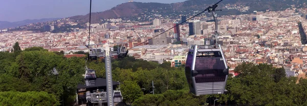 Bergbana mot Barcelona stad och linbana Flygfoto — Stockfoto