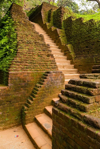 Scala di mattoni a Sigiriya o Sinhagiri è un antico fortr roccia — Foto Stock