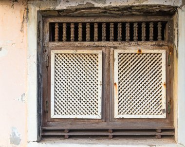 Eski ahşap pencere kapalı panjurlar