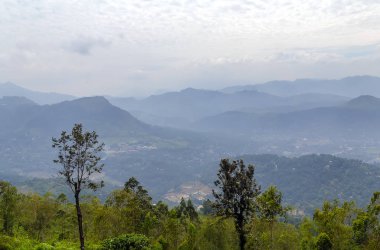 sabah dağ manzarası ve köy sis