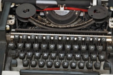 Ahşap bir masa daktiloda