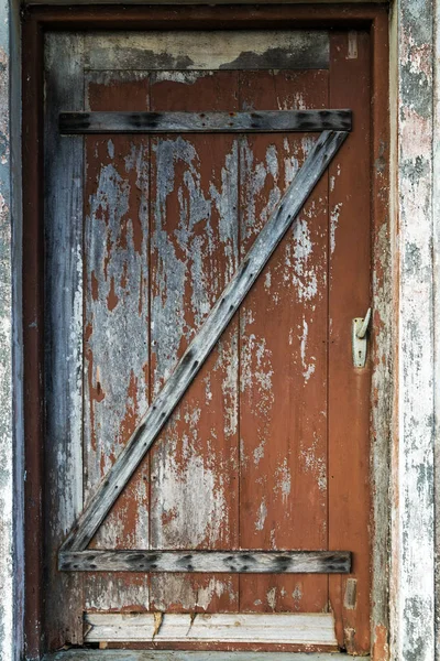 Old wooden house door rustic weathered barn wood background with — Stock Photo, Image