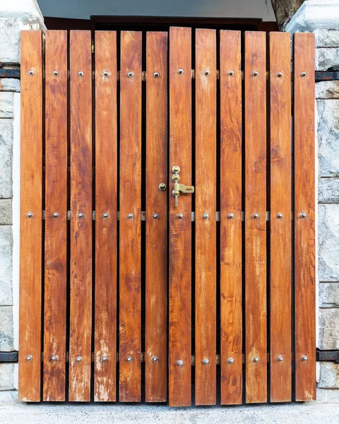 Stare drewniane brązowe drzwi domu — Zdjęcie stockowe