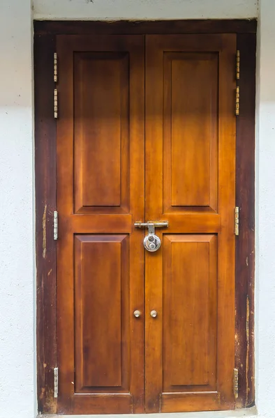 Oude houten bruine huisdeur — Stockfoto