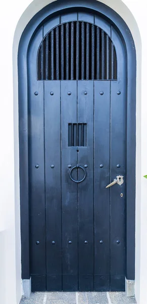 Porta de casa marrom de madeira velha — Fotografia de Stock