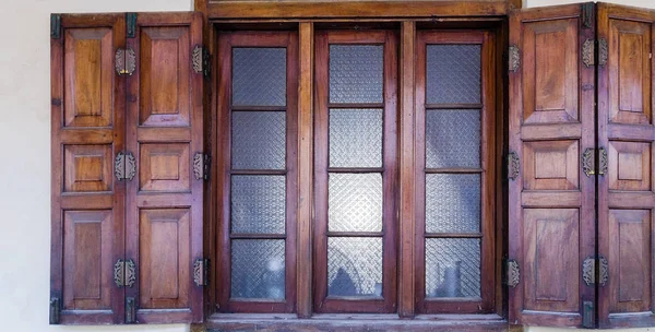 Janela marrom de madeira com persianas na parede pintada casa — Fotografia de Stock