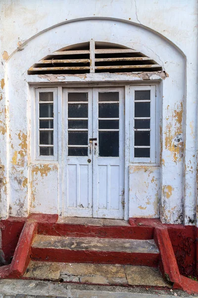 Fundo de madeira branco com efeito crepitação porta da casa — Fotografia de Stock