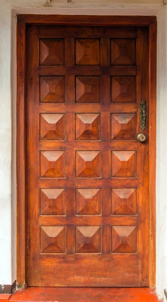 Παλιά ξύλινη καφέ πόρτα του σπιτιού — Φωτογραφία Αρχείου