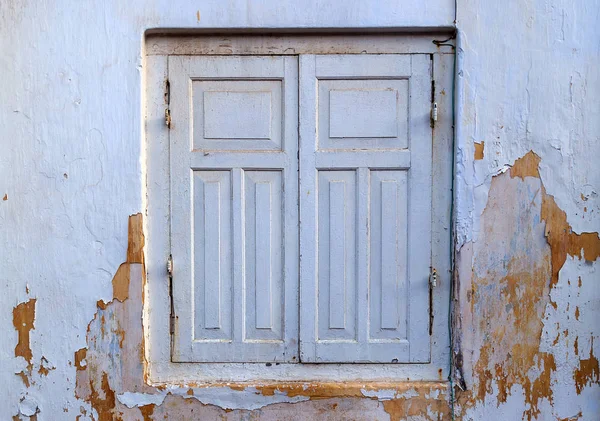 Стіна з білою віконною рамою з білими жалюзі — стокове фото