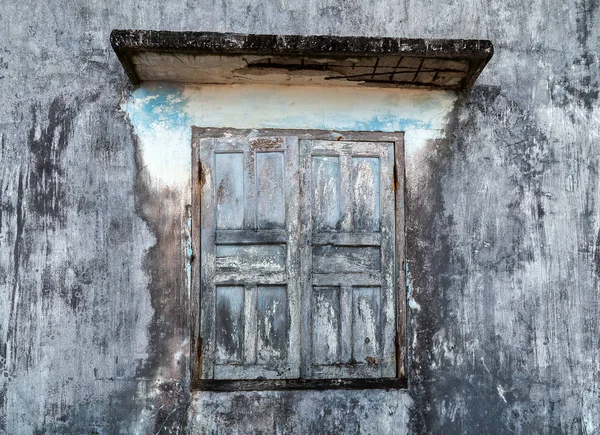 Vintage ruine abîmé fenêtre volet en bois — Photo