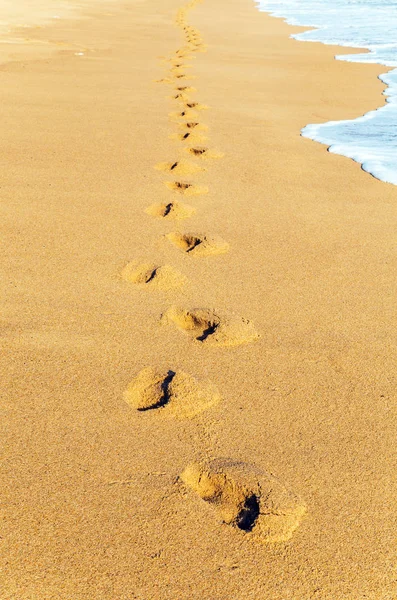 Pegadas na estrada da praia de areia em duna — Fotografia de Stock