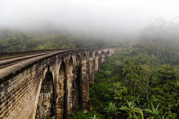 Brückenbahnen in den Bergen, Ella, Sri Lanka — Stockfoto