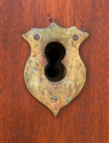 Antique Χάλκινο κλειδαρότρυπα παλιά ξύλινη πόρτα — Φωτογραφία Αρχείου