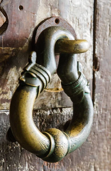 Porta de madeira velha elegante com alça de metal — Fotografia de Stock