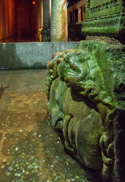 Het zijwaarts hoofd van de Medusa. Basilica Cisterne, de stad Istanbul, — Stockfoto