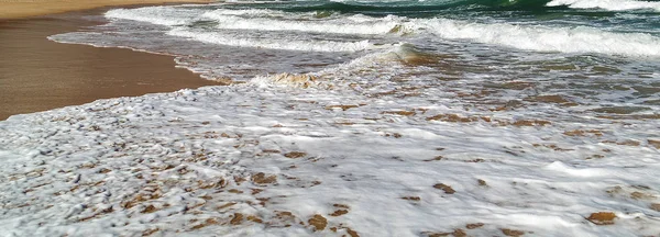 Мягкие волны с приливной пеной голубого океана моря — стоковое фото