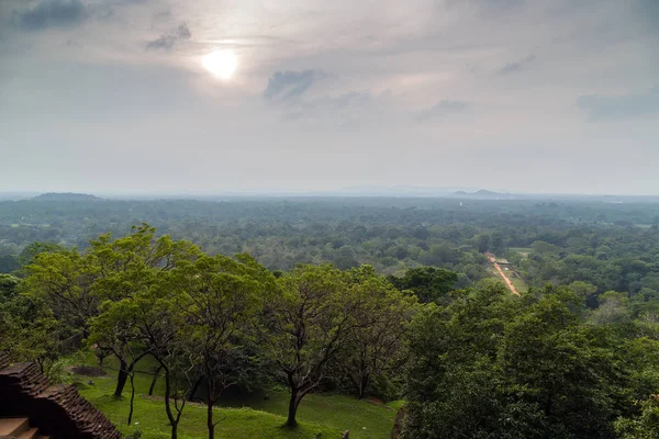 Sigiriya Rock ou Sinhagiri vista panorâmica aérea, que dominam — Fotografia de Stock