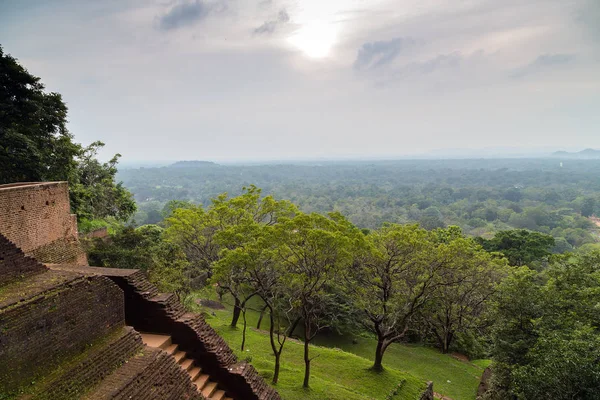 Sigiriya Rock o Sinhagiri vista aerea panoramica, che dominano — Foto Stock