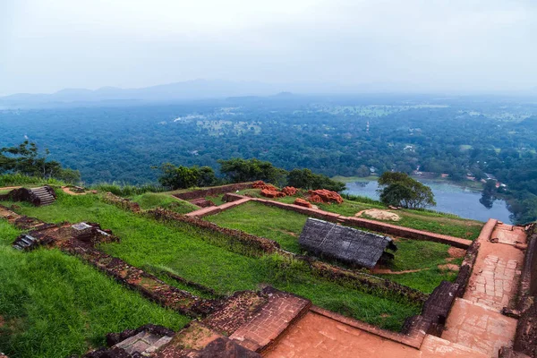 Paesaggio di rovina Giardini Reali e Piscine, Lion Rock Sigiriya, A — Foto Stock