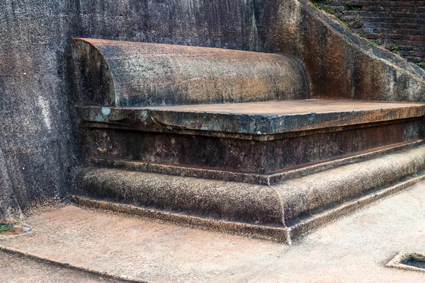 Siège ancien Sur la ruine supérieure Royal Gardens, Lion Rock Sigiriya , — Photo