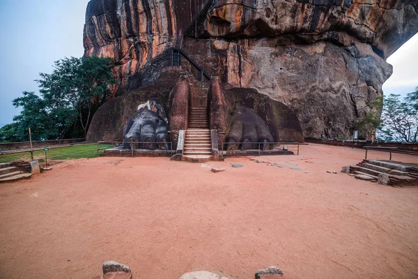 Schodiště Lev kamenné pracky zdobí brána do pevnosti Sigiriya, — Stock fotografie