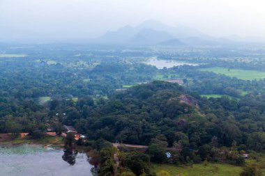 Hakim Sigiriya kaya ya da Sinhagiri hava panoramik görünümü